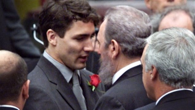 Justin Trudeau habla con el presidente cubano Fidel Castro, afuera de la Basílica Notre-Dame al comienzo del funeral estatal por su padre, el ex primer ministro Pierre Elliott Trudeau en Montreal en el 2000. 