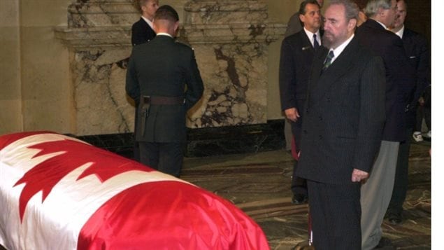 El presidente cubano, Fidel Castro, sin su tradicional uniforme verde oliva, le rinde homenaje al ex primer ministro Pierre ElliottTrudeau, en la Basílica de Nuestra Señora de Montreal en Octubre del 2000.