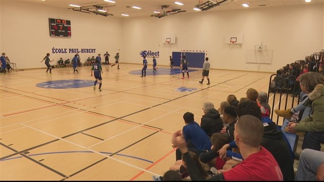 Partie de soccer intérieur jouer dans un gymnase de l'école secondaire Paul-Hubert de Rimouski Partie de soccer intérieur jouer dans un gymnase de l'école secondaire Paul-Hubert de Rimouski