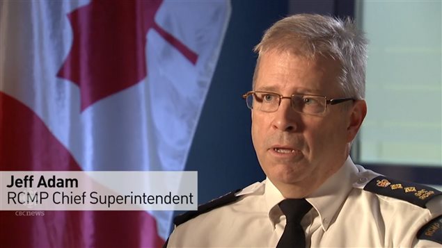 皇家骑警负责技术侦查的高级警官杰夫.亚当