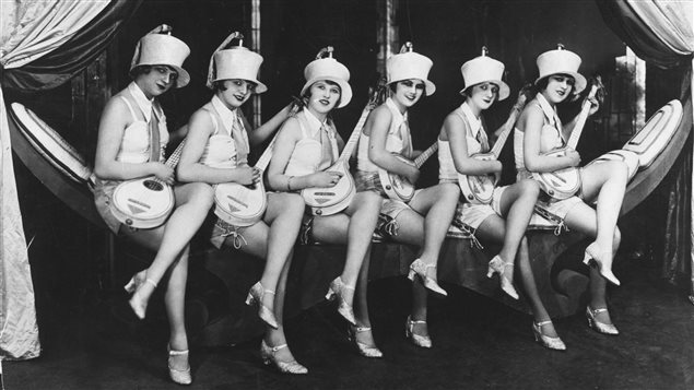 Des musiciennes jouent de la mandoline dans un cabaret de Berlin, vers 1928 Des musiciennes jouent de la mandoline dans un cabaret de Berlin, vers 1928