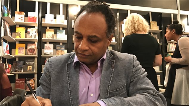 El editor Rodney Saint-Éloi, responsable de la editorial Mémoire d’encrier en el Salón del Libro de Montreal.