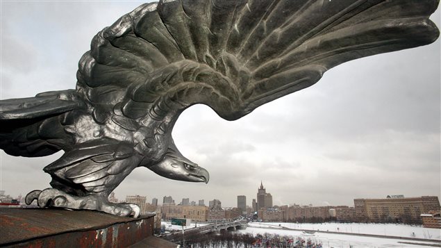 La statue d’une aigle sur l’édifice de la station de trains Kievsky. Les bureaux du ministère russe des Affaires étrangères sont au loin à Moscou. 