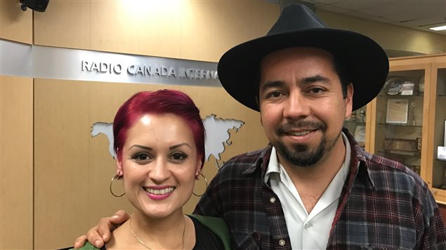Denise Carlos y José Cano, dos miembros del grupo musical chicano "Las Cafeteras", de Los Angeles, California.