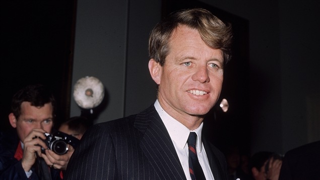 Le sénateur Robert F. Kennedy, lors d'une conférence de presse à Londres, à la fin des années 1960 Le sénateur Robert F. Kennedy, lors d'une conférence de presse à Londres, à la fin des années 1960