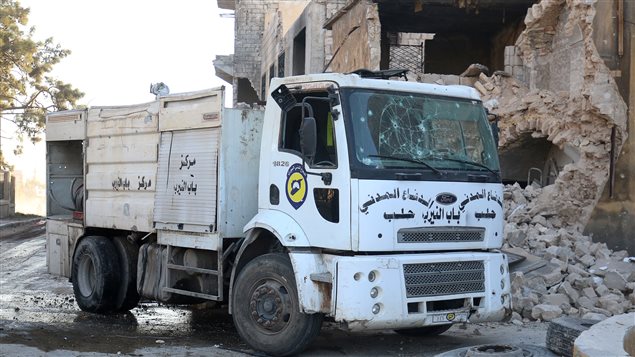 آثار طلقات نارية على سيارة إسعاف تابعة للدفاع المدني في حي باب النيرب في الجزء الشرقي من حلب يوم أمس الأول.