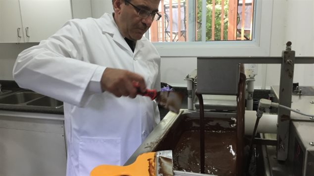 عصام هدهد في مصنع الشوكولاته 