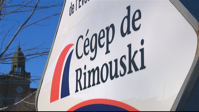Gros plan de l'enseigne du Cégep de Rimouski Gros plan de l'enseigne du Cégep de Rimouski