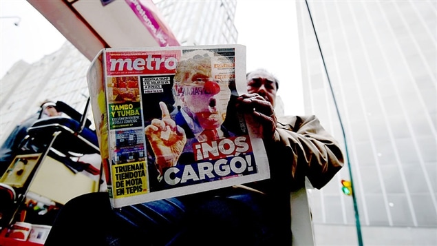 Un mexicano lee el periódico al día siguiente de la victoria de Donald Trump en las elecciones de Estados Unidos.