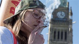 On fume de la marijuana de plus en plus ouvertement au Canada depuis quelques années.