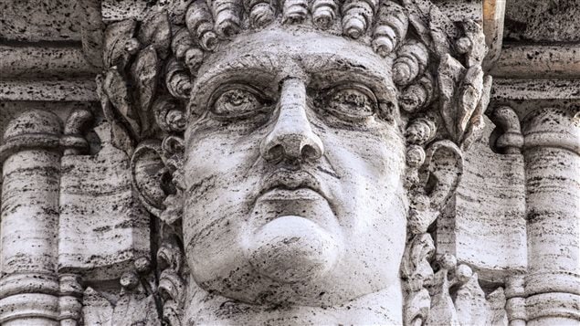 Une statue de la tête de l'empereur Néron dans les ruines de son palais doré, la Domus Aurea Une statue de la tête de l'empereur Néron dans les ruines de son palais doré, la Domus Aurea