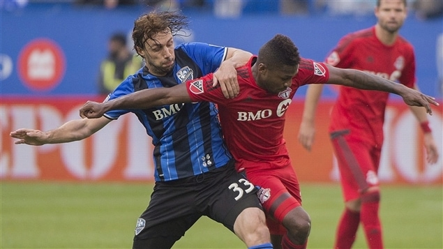 Marco Donadel de l'Impact de Montréal (à gauche) et Armando Cooper du Toronto FC (à droite) Marco Donadel de l'Impact de Montréal (à gauche) et Armando Cooper du Toronto FC (à droite)