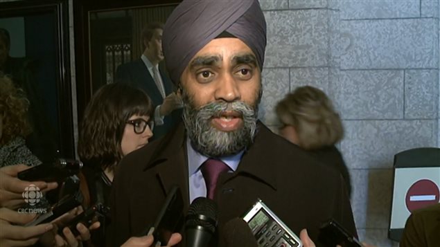 国防部长Harjit Sajjan回答记者有关军人自杀的问题