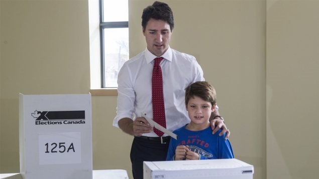 Justin Trudeau acompañado por su hijo Xavier en una puesto de votación.