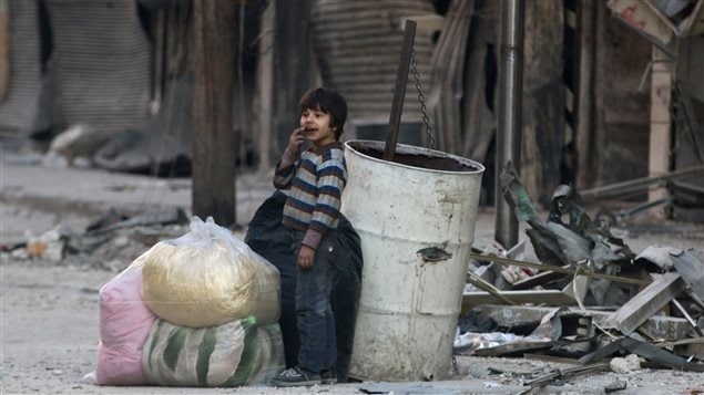 Un niño sirio en medio de los escombros en Alepo. 23 de noviembre, 2016.