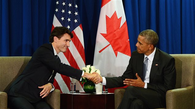 مصافحة بين الرئيس الأميركي باراك أوباما (إلى اليمين) ورئيس الحكومة الكندية جوستان ترودو خلال لقاء ثنائي بينهما على هامش قمة منتدى التعاون الاقتصادي لدول آسيا والمحيط الهادي في ليما في 20 تشرين الثاني (نوفمبر) الفائت.