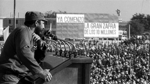 Fidel Castro se dirige a la multitud en la década de los 1970, en la que fue establecida la actual Constitución de la isla.