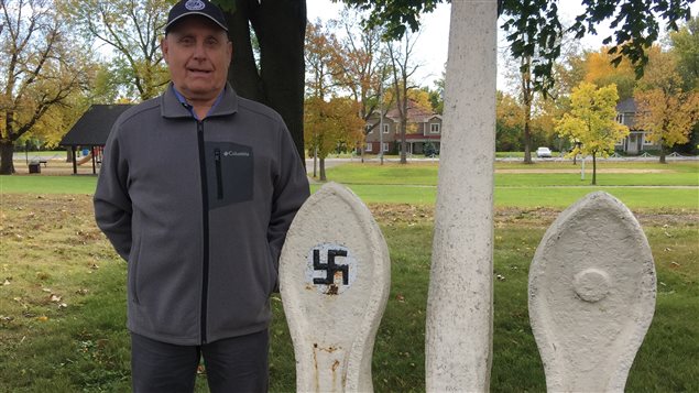 Raymond Poirier, amateur d'histoire et citoyen de Pointe-des-Cascades, à côté de l'ancre qui arbore la croix gammée Raymond Poirier, amateur d'histoire et citoyen de Pointe-des-Cascades, à côté de l'ancre qui arbore la croix gammée