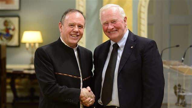 El embajador de Bolivia, Pablo Guzman Laugier, junto al gobernador general de Canadá, David Johnston.