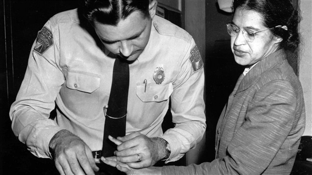 Rosa Parks, militante des droits civiques des Noirs américains, au poste de police de Montgomery, en 1956, deux mois après avoir été emprisonnée pour avoir refusé de céder son siège à bord d'un autobus municipal. Rosa Parks, militante des droits civiques des Noirs américains, au poste de police de Montgomery, en 1956, deux mois après avoir été emprisonnée pour avoir refusé de céder son siège à bord d'un autobus municipal.