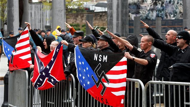 Miembros del Movimiento Nacional Socialista de Estados Unidos manifiestan su apoyo al republicano Donald Trump