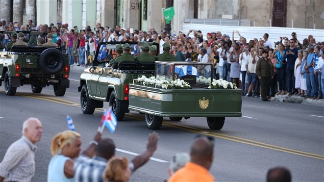 سيارة عسكرية تنقل اليوم رماد زعيم كوبا التاريخي فيديل كاسترو في العاصمة هافانا متجهة في رحلة تدوم أربعة أيام إلى مثواه الأخير سانتياغو دي كوبا، مهد الثورة الكوبية في شرق جزيرة كوبا
