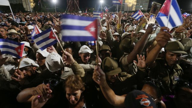 El pueblo cubano asistió anoche a la ceremonia en homenaje a Fidel Castro en la Plaza de la Revolución en La Habana.