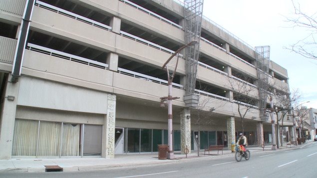 Les espaces commerciaux de la rue Pelissier seront transformés en stationnement. Les espaces commerciaux de la rue Pelissier seront transformés en stationnement.
