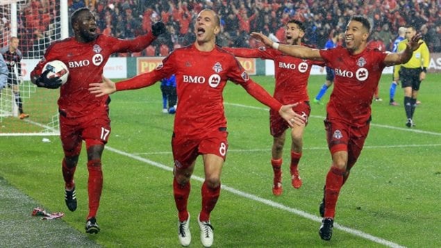 Los Rojos celebran su victoria.