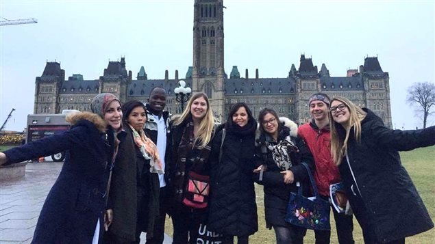 الناشطون الحقوقيون الشباب المشاركون في جولة "أوكسفام كيبيك" في صورة تذكارية أمام مبنى البرلمان الكندي في أوتاوا الذي التقوا بعدد كبير من نوابه، وتبدو في أقصى اليسار الشابة الأردنية سلسبيل الزبيدي.