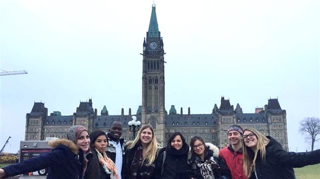 El grupo de jóvenes ante el Parlamento en Ottawa.