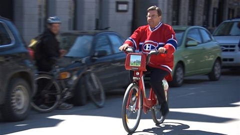 Le Maire Denis Coderre. Il y a environ 15 000 déplacements quotidiens sur les pistes cyclables à Montréal pendant l’hiver. La Ville espère augmenter ce nombre en déneigeant davantage de pistes.