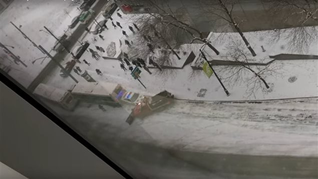 星期一下雪让蒙特利尔公交车警车撒盐车连环相撞