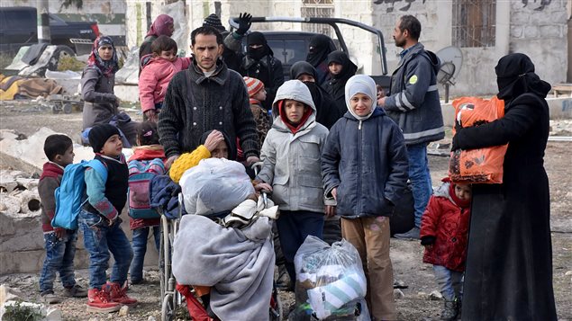 Una de las miles de familias sirias desplazadas por el conflicto entre gobierno e insurgentes