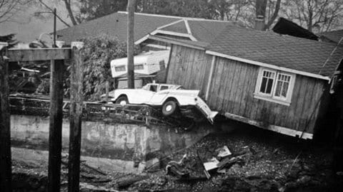Cette photographie, prise à Port Alberni, en Colombie-Britannique, le 28 mars 1964, montre les séquelles du tremblement de terre et du tsunami en Alaska.