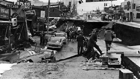 Une scène du tremblement de terre de l’Alaska du 27 mars 1964. La quatrième avenue à Anchorage s’est effondrée quand le sol a chuté de 11 pieds (3.3 m) verticalement et s’est tassé horizontalement sur 14 pieds (4.3 m). (US Geological Survey)
