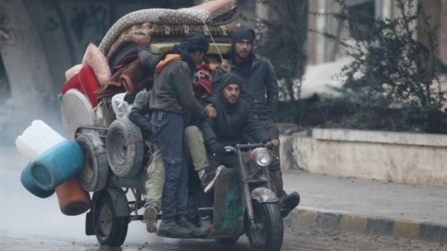 نازحون عن حلب الشرقيّة على درّاجة بثلاث عجلات