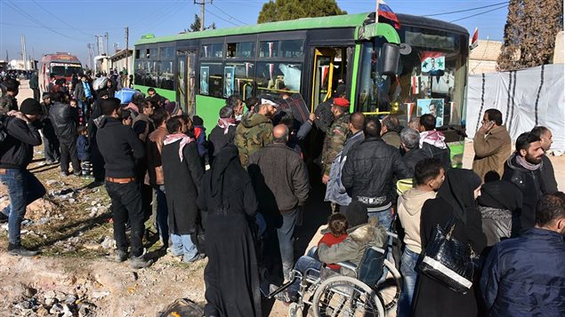 Residentes de Alepo tratando de salir de la ciudad por cualquier medio en este 9 de diciembre del 2016