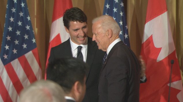 رئيس الحكومة الكنديّة جوستان ترودو (إلى اليسار)) ونائب الرئيس الأميركي جو بايدن