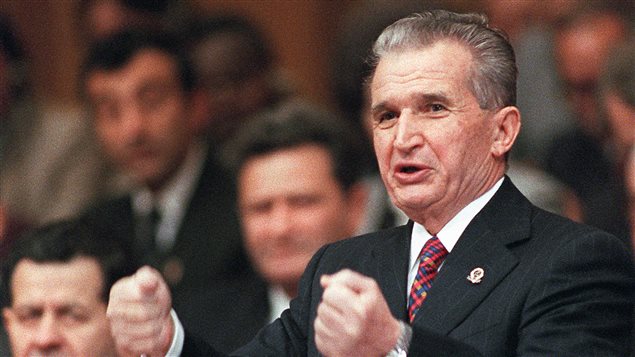 Nicolae Ceausescu brandissant les poings le 24 novembre 1989 lors de l'une de ses dernières apparitions au Parlement. Nicolae Ceausescu brandissant les poings le 24 novembre 1989 lors de l'une de ses dernières apparitions au Parlement.