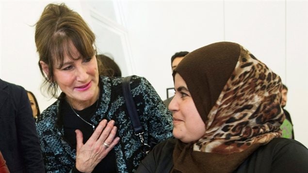 وزيرة الهجرة الكيبيكيّة كاثلين فايل واللاجئة السوريّة فاتن نصيرات