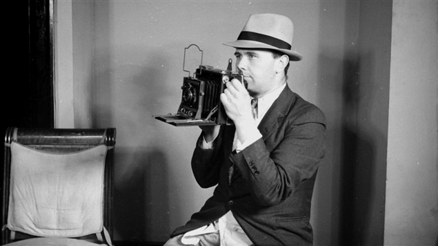 Conrad Poirier en 1939. Il a été un des premiers photographes de la vie quotidienne au Québec. Conrad Poirier en 1939. Il a été un des premiers photographes de la vie quotidienne au Québec.
