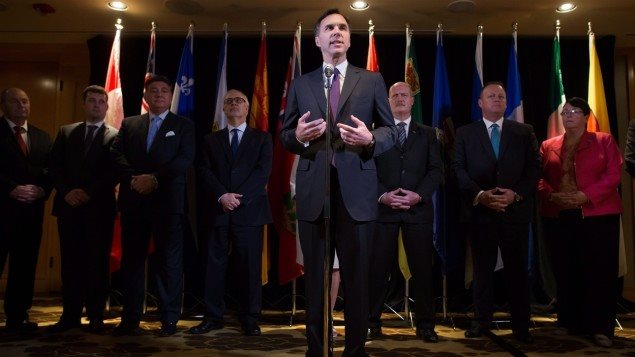 El ministro federal de Finanzas Bill Morneau, con sus homólogos de las provincias y territorios en Vancouver, Columbia Británica. 