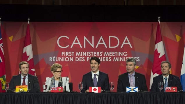 De izquierda a derecha, Brian Gallant, primer ministro de Nueva Brunswick; Kathleen Wynne, primera ministra de Ontario; Justin Trudeau, Stephen McNeils, primer ministro de Nueva Escocia y Brian Pallister, primer ministro de Manitoba. 