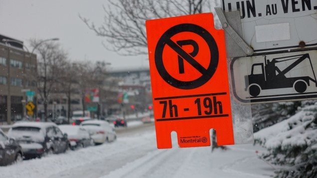 Pancarta que indica las horas en las que se recogerá la nieve en una calle.