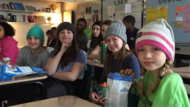 Des élèves de l'École Précieux-Sang portent leurs tuques en visionnant le film La Guerre des tuques. Des élèves de l'École Précieux-Sang portent leurs tuques en visionnant le film La Guerre des tuques.