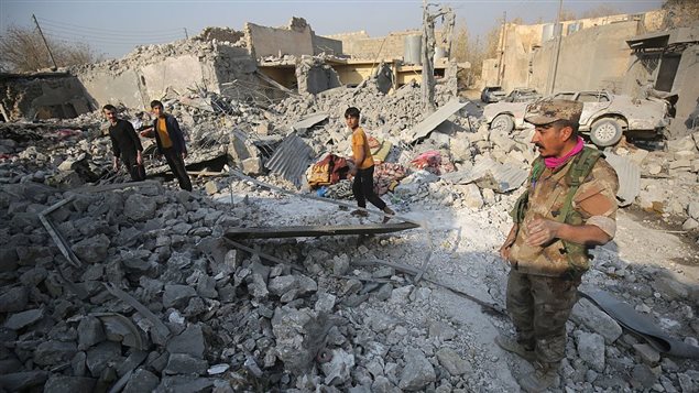 Iraqis inspect the damage at a site in the Hamam al-Alil area, about 14 kilometres from the southern outskirts of Mosul, on November 7, 2016, following air strikes during an operation by Iraqi forces to recapture it from Islamic State (IS) group jihadists in the ongoing operation to retake Mosul.