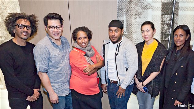 ستة من أعضاء مجلس الإدارة الجديد السبعة لجمعية (Diversité artistique Montréal)، وتبدو في أقصى اليمين الرئيسة مارغاريت آرتشر، وفي أقصى اليسار نائبها وسام ياسين.