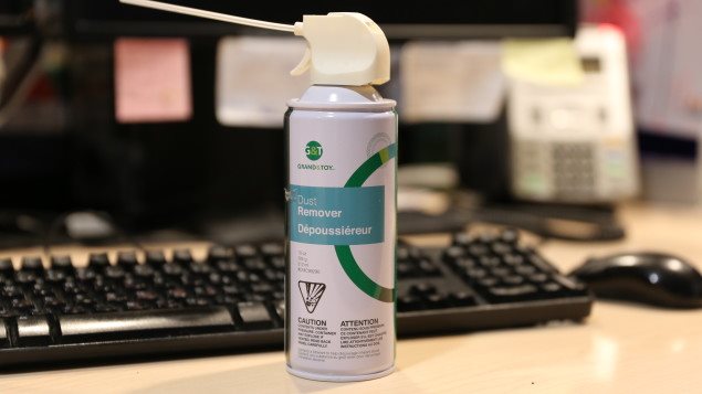Producto para desempolvar los teclados de las computadoras que contiene gas difluoretano.