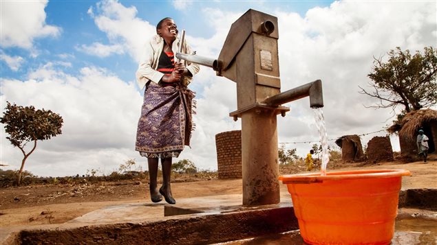 Niña de Malawi utiliza una bomba instalda por Unicef recientemente en el pueblo de Chikosa.